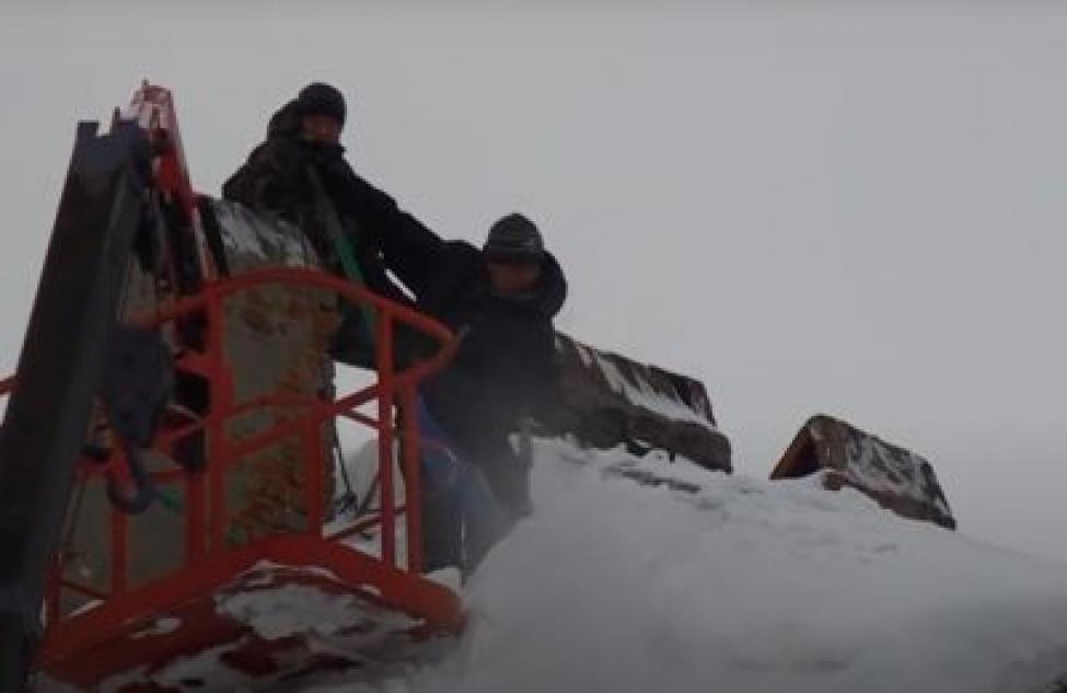 Очистка крыш многоквартирных домов от снега идет в Здвинске (видео)