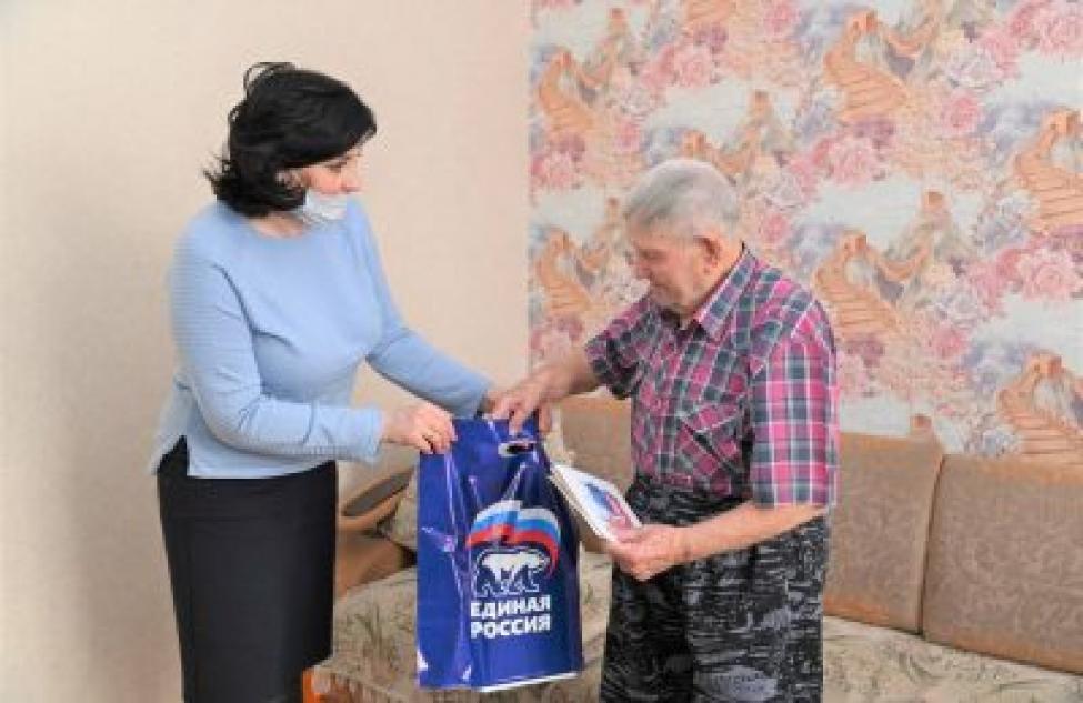 Накануне Дня защитника Отечества волонтеры привезли подарки фронтовикам