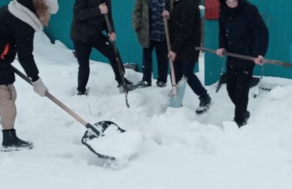 «Снежный десант» проводят петраковские школьники