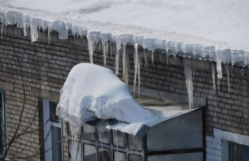 Усилят контроль за очисткой балконов и кровель домов от снега и льда в Здвинском районе