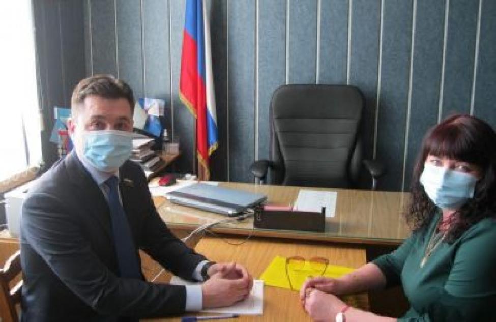 Депутат Заксобрания помогает решать социальные вопросы жителям Здвинска