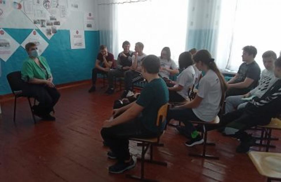 О профессии медика рассказала петраковским школьникам заведующая ФАПом Тамара Полубатонова