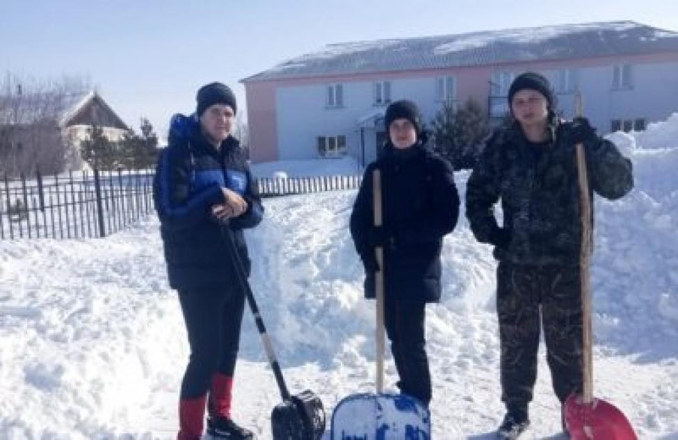 Верх-Каргатские волонтеры очистили от снега территорию больницы