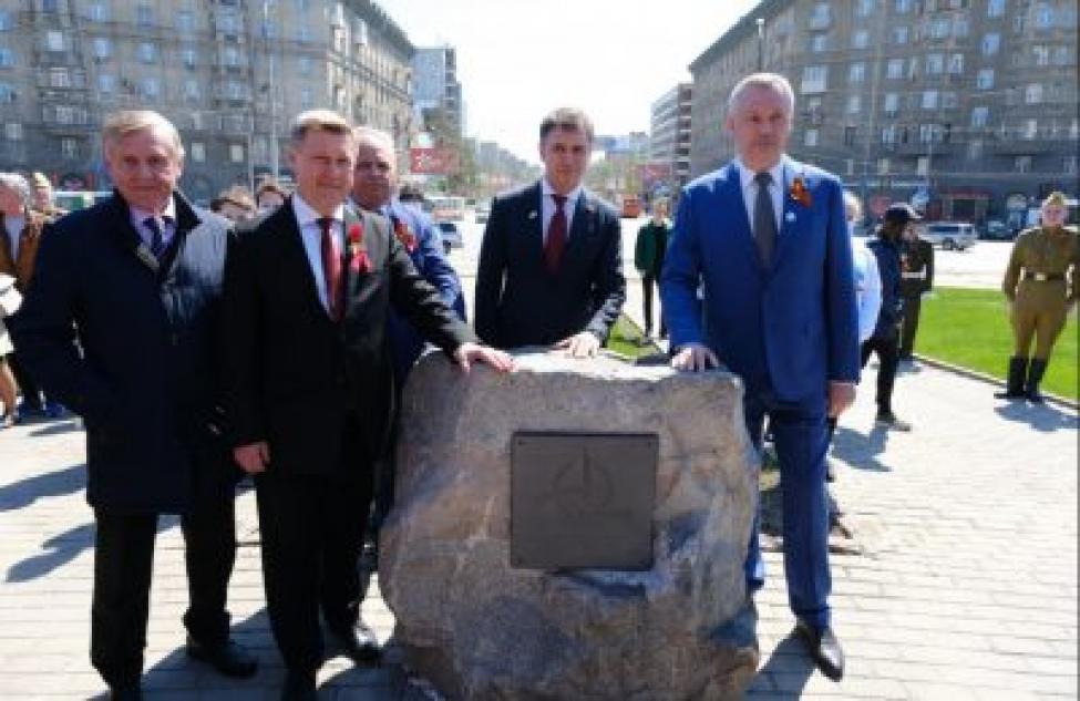 В День Победы в Новосибирске установили первый камень стелы «Город трудовой доблести»