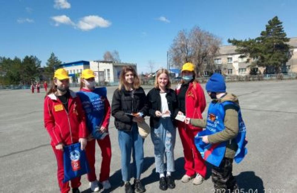 Волонтеры рассказывают о символике «Георгиевской ленточки» жителям Здвинска