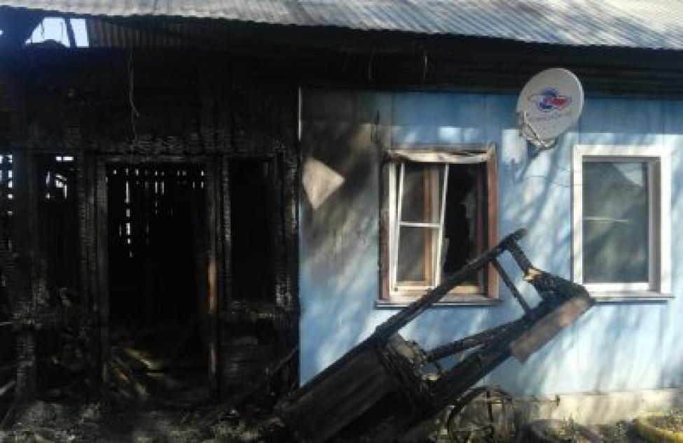 Через окно спасали соседи многодетную семью при пожаре в частном доме