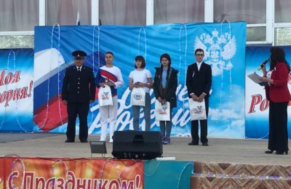 Паспорта вручили на площади Здвинска юным жителям села