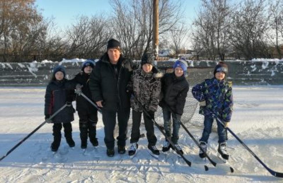 Спортсмен из Верх-Каргата знает, как научить всех детей кататься на коньках