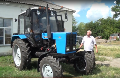 Депутат Заксобрания  помог приобрести трактор для коммунальщиков села Чулым