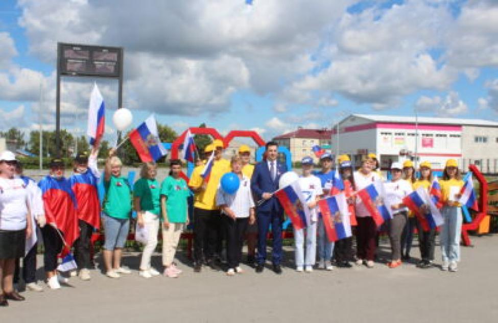 Флешмоб к Дню российского флага прошел в Здвинском районе
