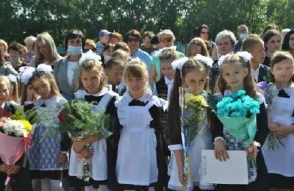 Новый учебный год стартовал в очном формате во всех школах Новосибирской области
