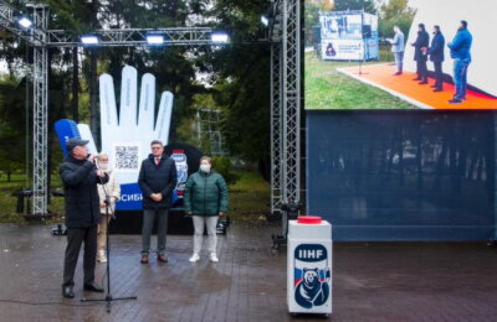Арт-объект, посвященный старту заявочной кампании для волонтеров МЧМ-2023, открыт в центре Новосибирска