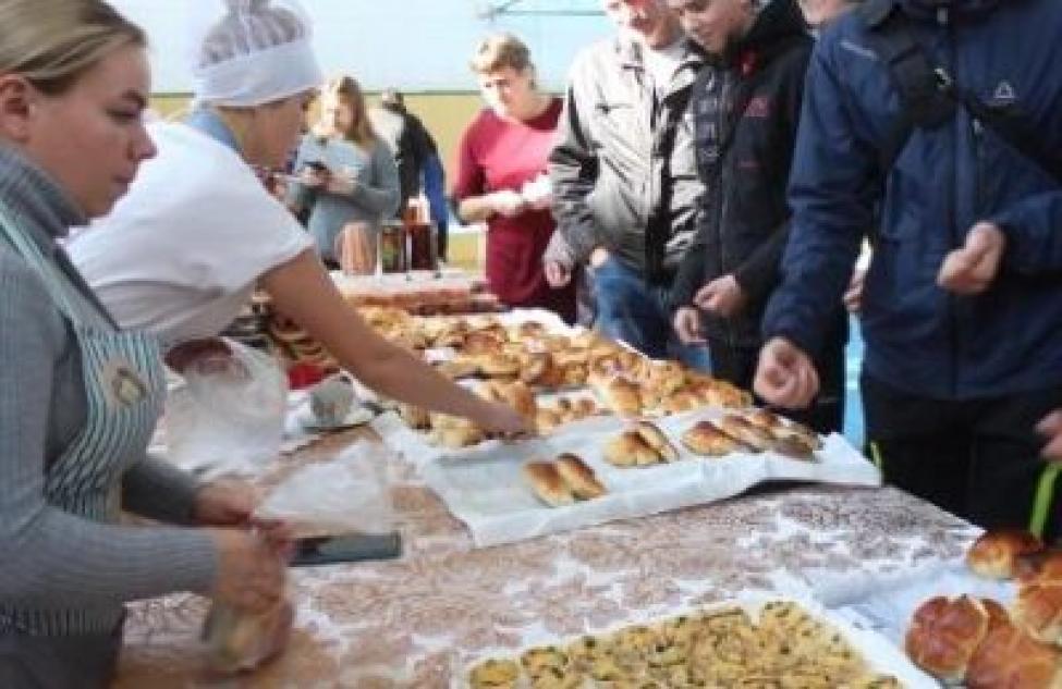 Выпечку, консервы, сыры и колбасы представили студенты Здвинского лицея на ярмарке