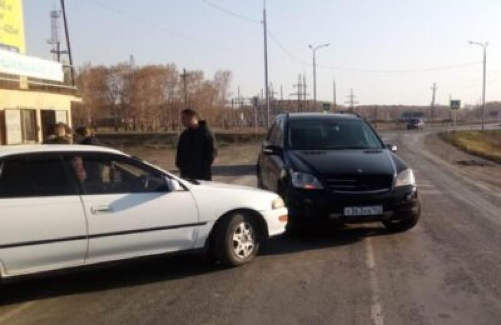 Невнимательный водитель совершил ДТП, выезжая с прилегающей территории в Здвинске