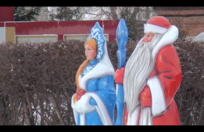 Современные Дед Мороз и Снегурочка сменили снежные фигуры на площади Здвинска