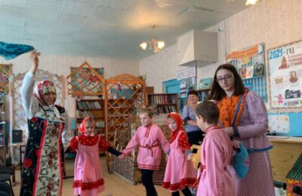 Потешки и народные танцы учат верх-урюмские дети
