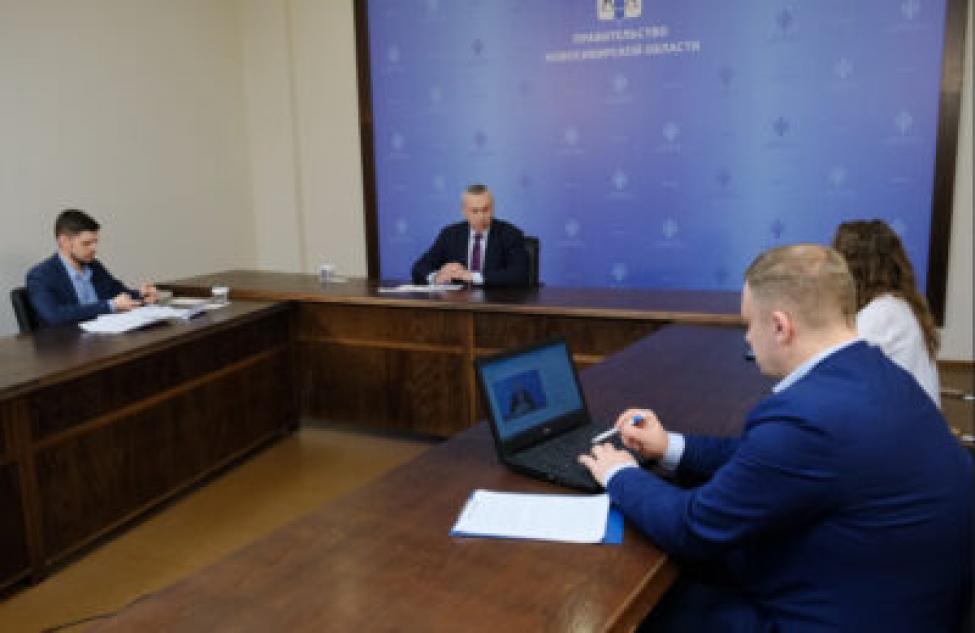 Губернатор Андрей Травников во время прямой линии в социальных сетях ответил на вопросы новосибирцев