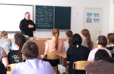 О законах и ценностях христианской морали рассказал священник детям Лянинской школы