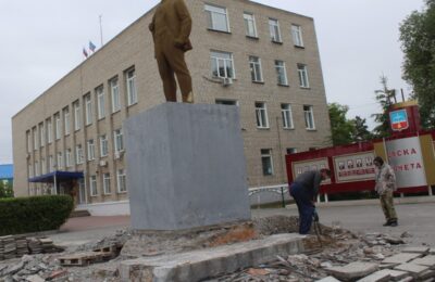Продолжаются благоустроительные работы на центральной площади Здвинска