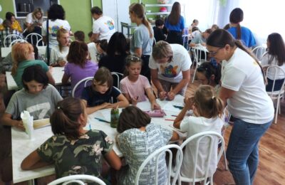 Письма и рисунки защитникам Донбасса изготовили ребята из детского оздоровительного лагеря «Зёрнышко» Барабинского района