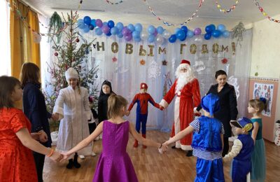 Полицейский Дед Мороз и Снегурочка поздравили детей Здвинского района с новым годом