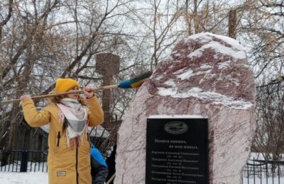 Курсанты здвинского военно-патриотического клуба очистили памятник от снега