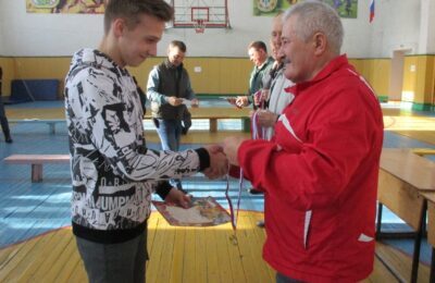 Юные легкоатлеты Здвинского района получили награды из рук многократного чемпиона области Владимира Тимченко