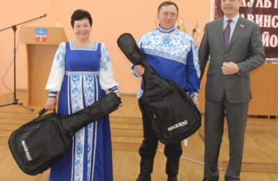 Работники культуры Сарыбалыкского СДК получили в подарок от депутата две электрогитары
