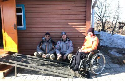 День добрых дел: добровольцы в Здвинске сделали пандус для девушки на инвалидной коляске