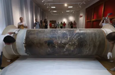 200-килограммовую картину привезли Новосибирский государственный художественный музей