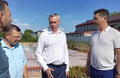 Андрей Травников посетил строительство плавательного бассейна в Здвинске