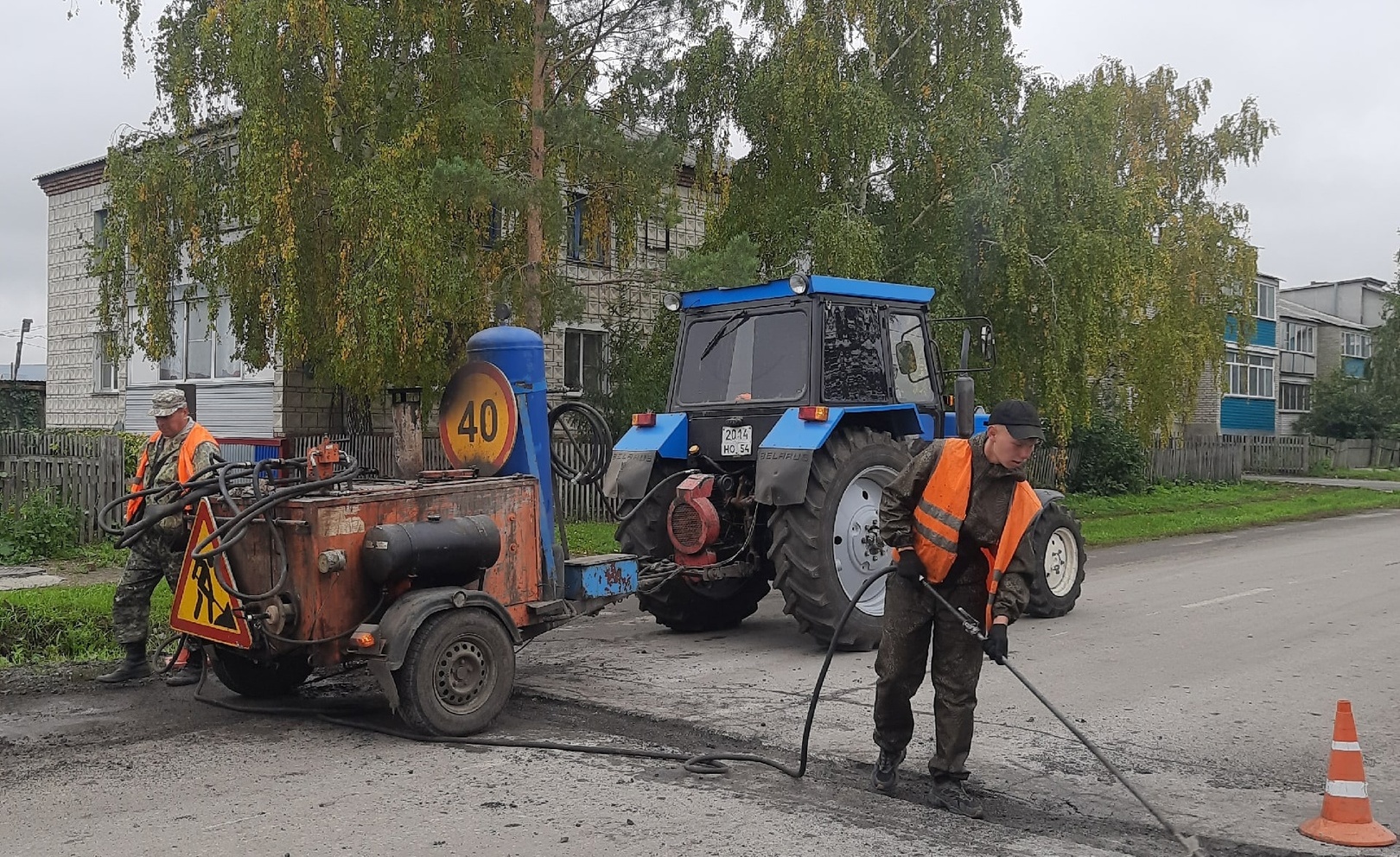 В Здвинске устраняют дефекты асфальтового покрытия - Сельский Труженик