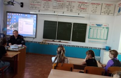 В Здвинске перед каникулами сотрудники ГИБДД с детьми проводят уроки