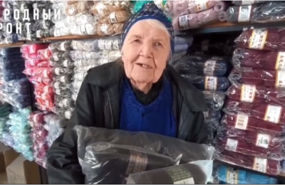 Жительница Новосибирска вяжет шапки участникам СВО