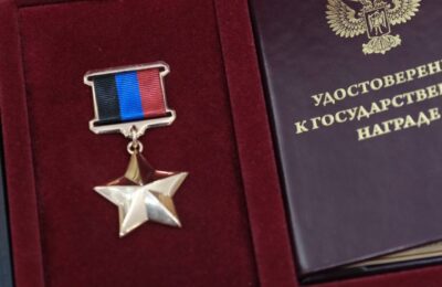 Андрей Травников Звезду Героя ДНР передал семье героически погибшего воина