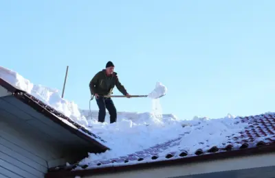 Усилят уборку крыш от снега и наледи с образовательных организаций НСО