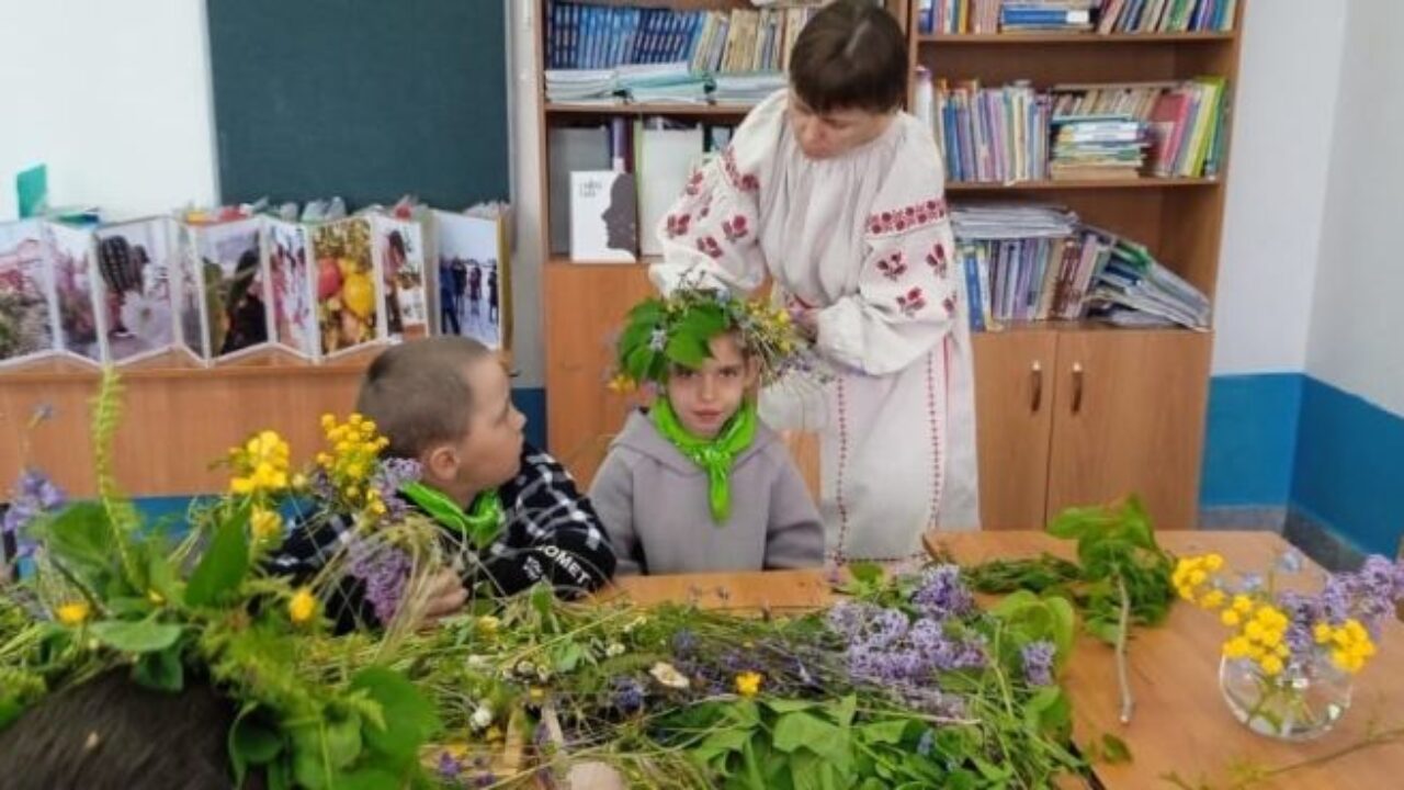 В Здвинском районе в Лянинской школе ребята учились плести венки - Сельский  Труженик