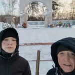 Здвинские патриоты очищают памятник героям ВОВ от снега