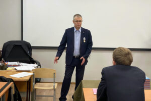 О Родине, подвиге и героях: участник программы «Герои НовоСибири» провёл урок мужества