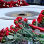 Андрей Травников вместе с жителями региона возложил цветы к Вечному огню