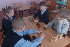 В Здвинском районе ребята из творческого кружка устроили кукольный театр