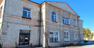 Депутат Заксобрания помог в Здвинском районе решить вопрос заброшенного здания